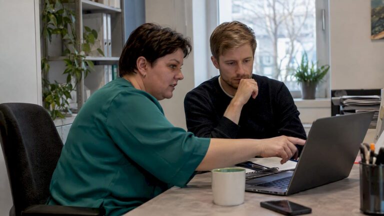Specjaliści HR sprawdzają decyzję rekrutacyjną
